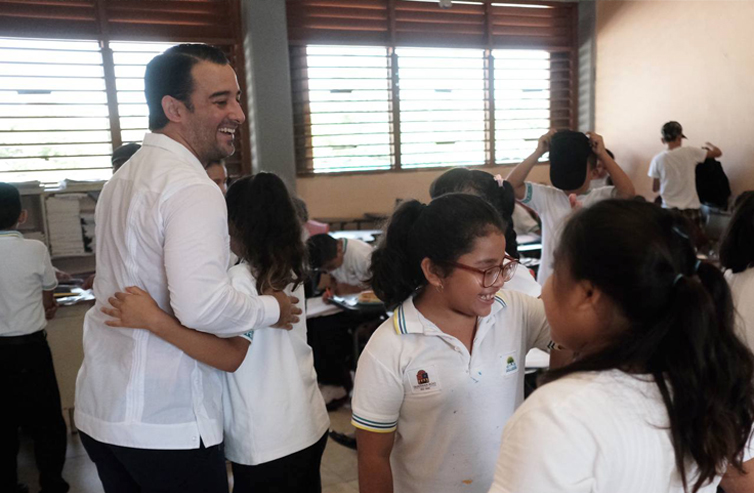 img-pabloGutierrez-con-estudiantes
